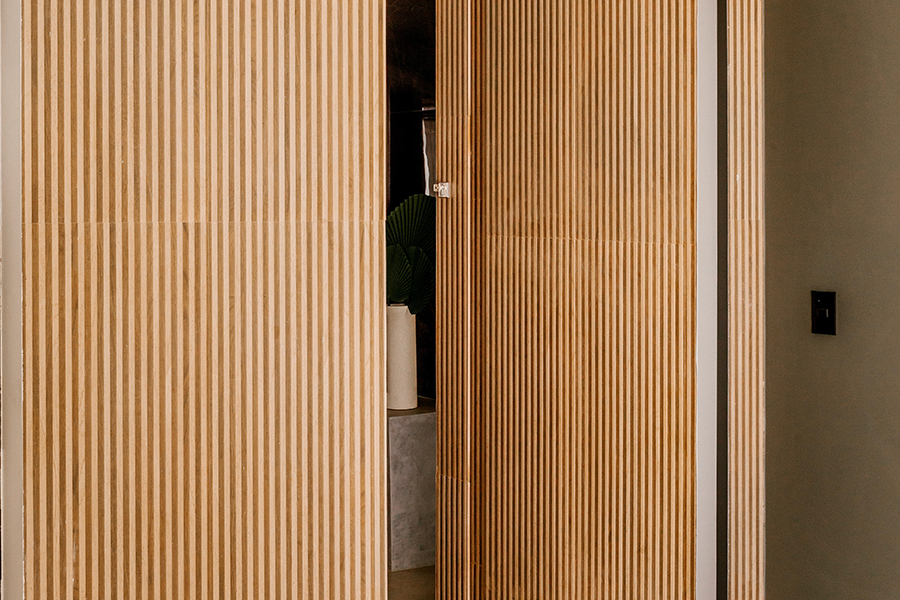 houten muur en deur in 1 geheel